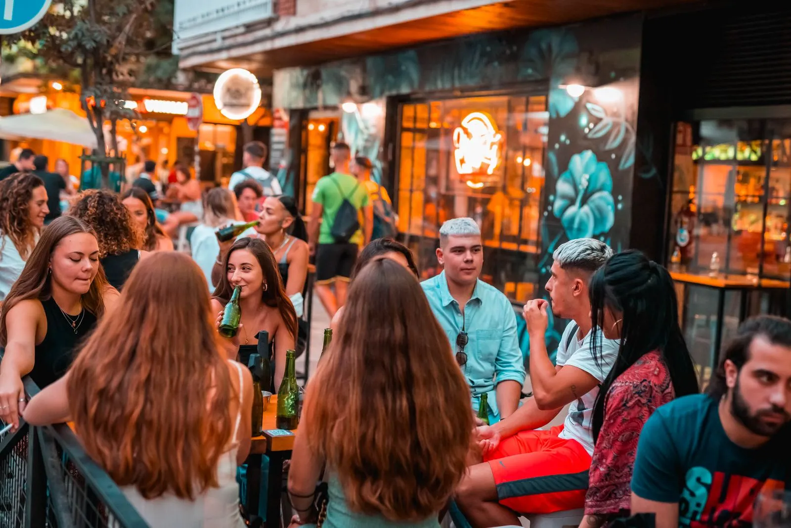 Terraza llena de gente una noche de verano en Margot Bar