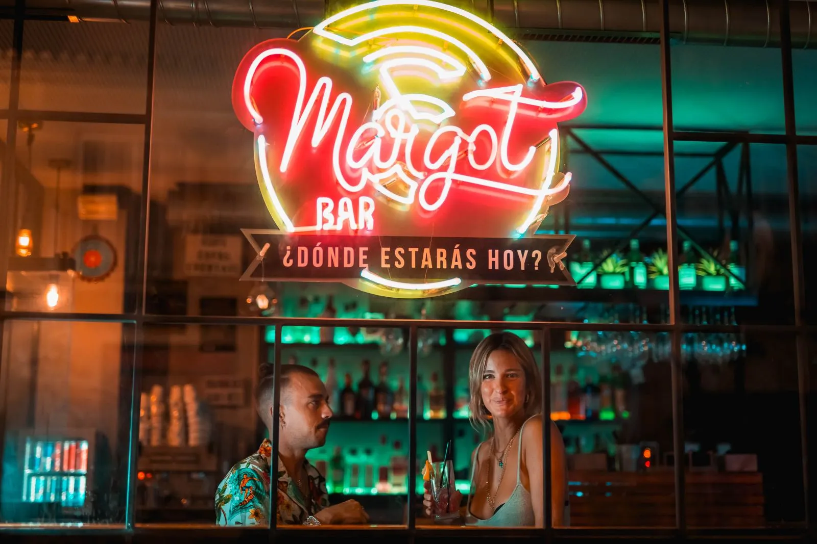 Cartel de neón de Margot Bar visto desde la calle